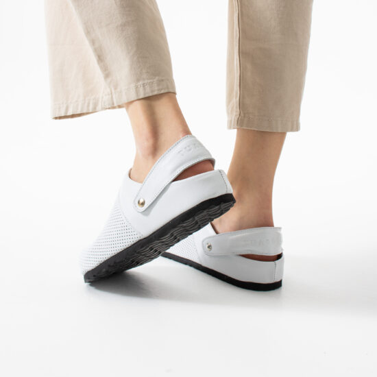 Zuecos sanitarios planos de piel para mujer blancos | TUASOLEA