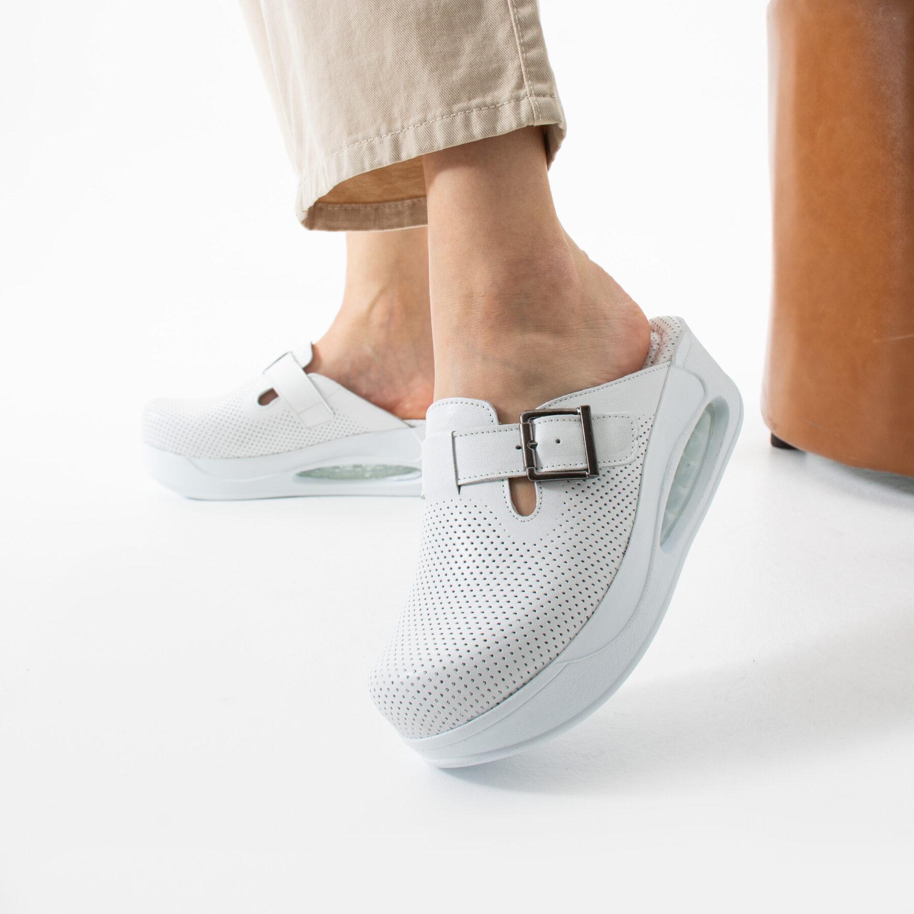 Zuecos blancos de piel con plataforma para trabajo