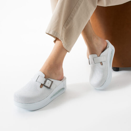 Alternative view of Zuecos blancos de piel con plataforma para trabajo