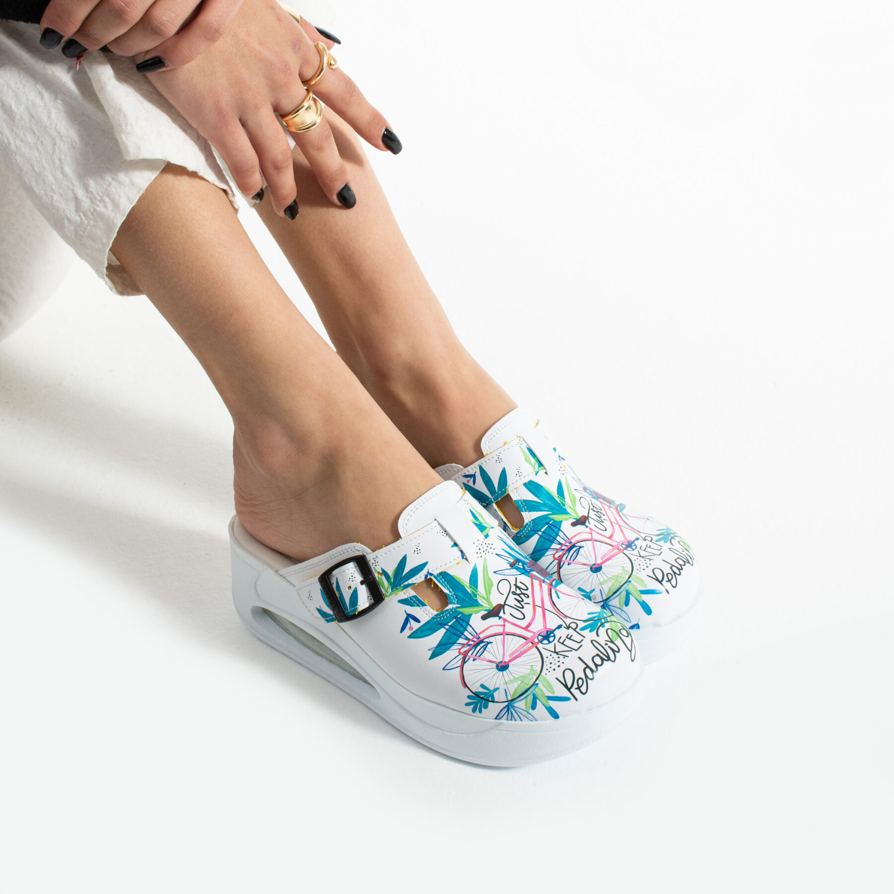 Zuecos anatómicos con plataforma y diseño colorido para mujer