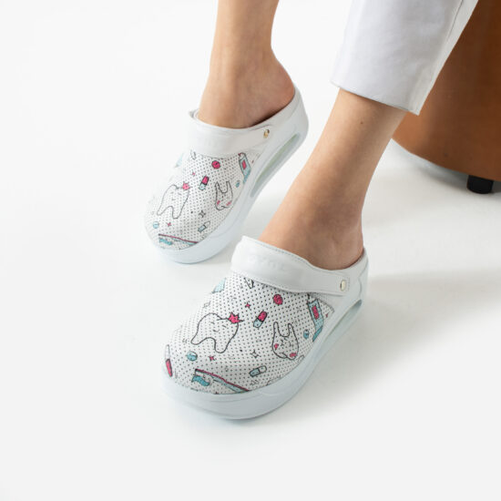 Zuecos sanitarios de piel con plataforma y tira trasera para dentistas | TUASOLEA