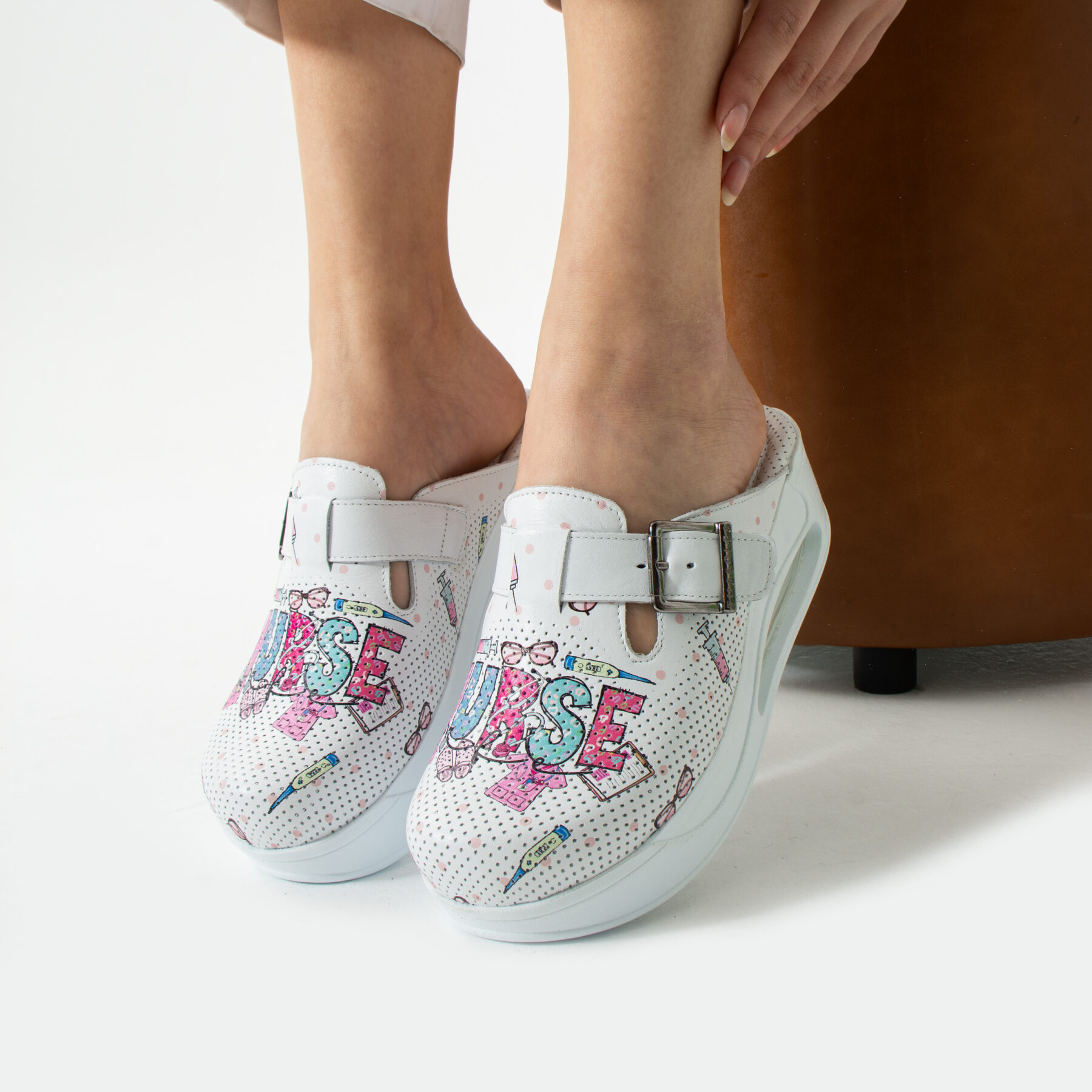 Zuecos sanitarios de piel blanca con plataforma para enfermeras