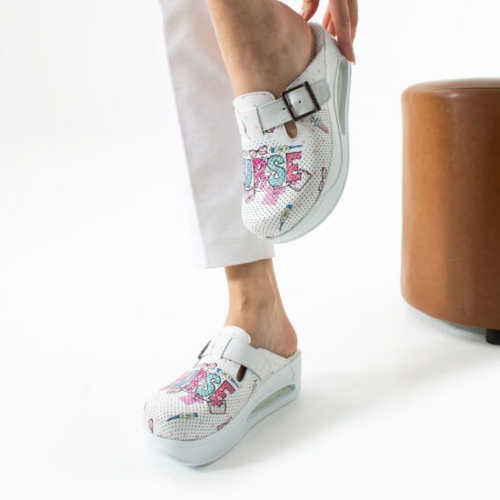 Zuecos sanitarios de piel blanca con plataforma para enfermeras | TUASOLEA