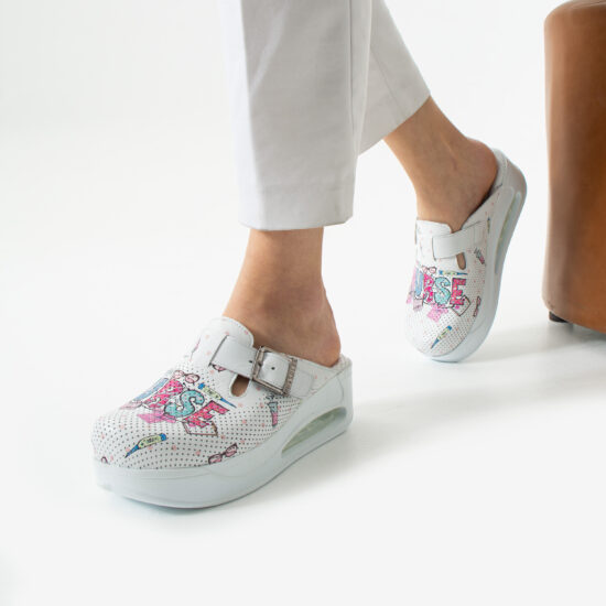 Zuecos sanitarios de piel blanca con plataforma para enfermeras | TUASOLEA