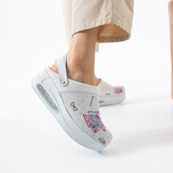 Alternative view of Zuecos sanitarios de piel con plataforma y tira trasera