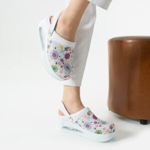 Zuecos de trabajo de piel con plataforma y tira trasera Zuecos con plataforma mujer Estampados