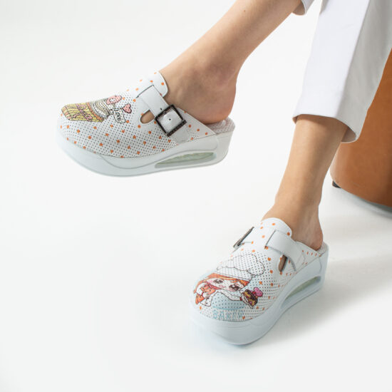 Zuecos sanitarios de piel blanca con plataforma para cocina | TUASOLEA