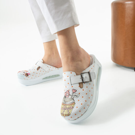 Zuecos sanitarios de piel blanca con plataforma para cocina | TUASOLEA