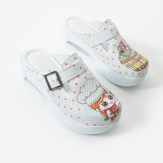 Zuecos sanitarios de piel blanca con plataforma para cocina | TUASOLEA