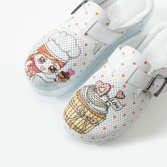 Zuecos sanitarios de piel blanca con plataforma para cocina | TUASOLEA