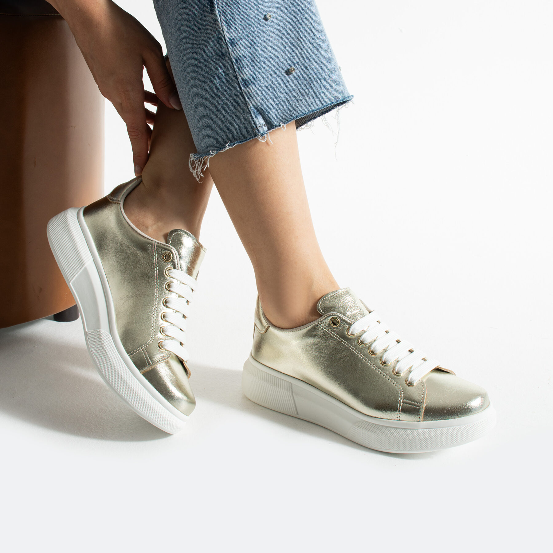 Zapatillas doradas casual de piel para mujer