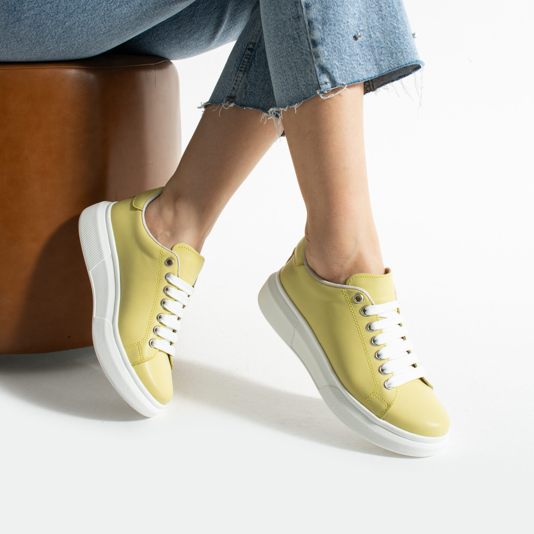 Zapatillas amarillas casual de piel para mujer