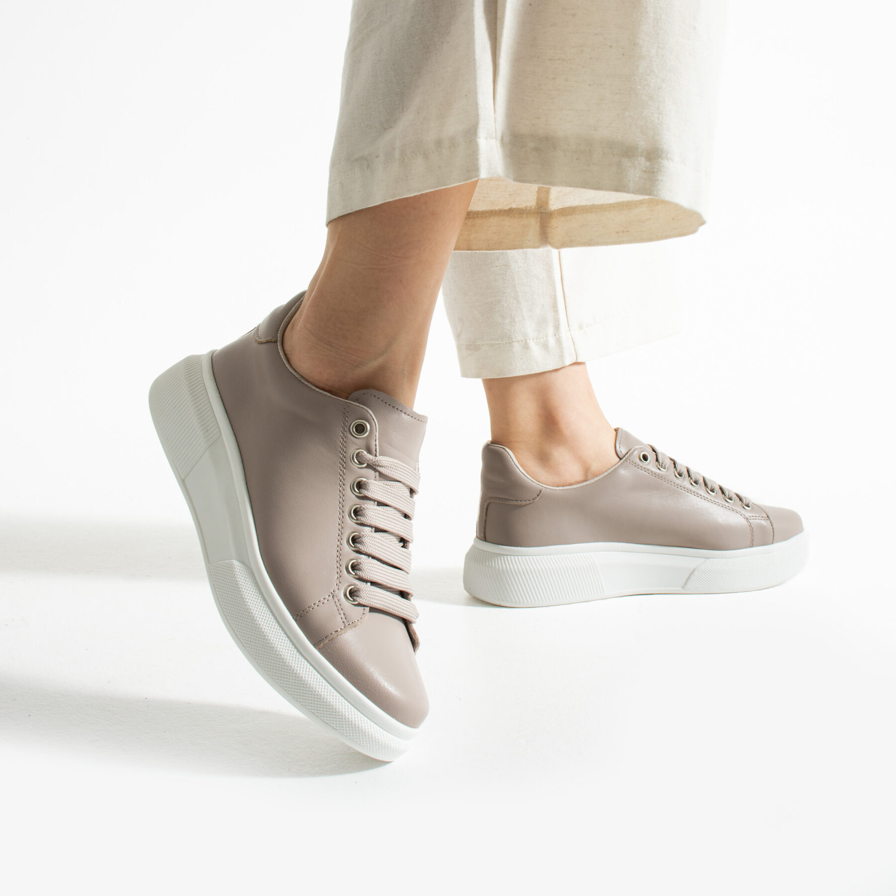 Zapatillas taupe casual de piel para mujer
