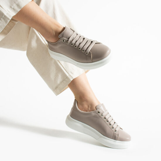 Zapatillas taupe casual de piel para mujer | TUASOLEA