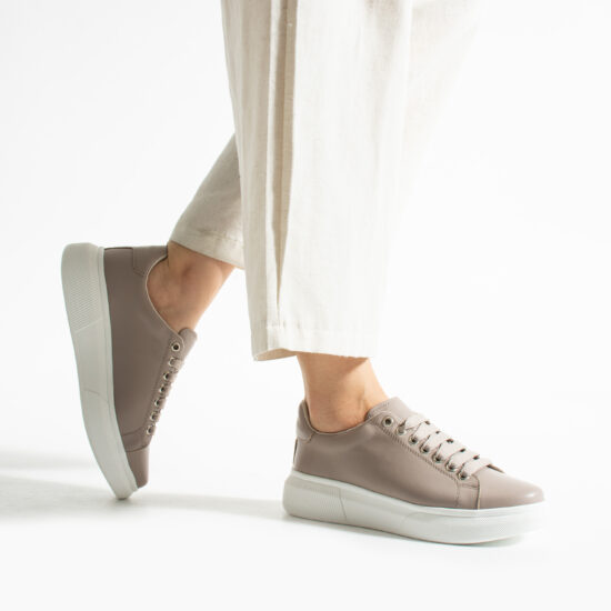Zapatillas taupe casual de piel para mujer | TUASOLEA