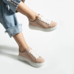 Zapatillas nude casual de piel para mujer