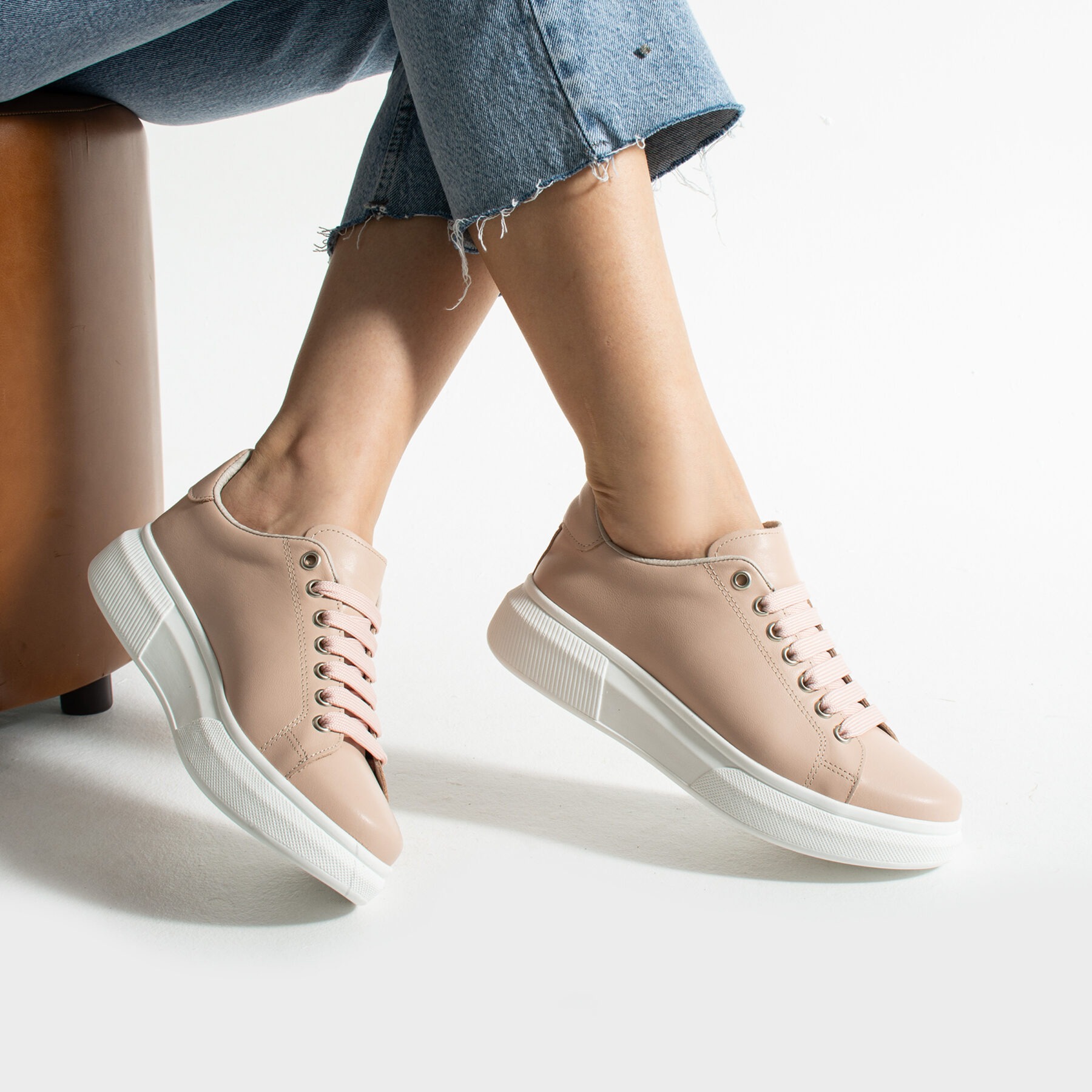 Zapatillas nude casual de piel para mujer