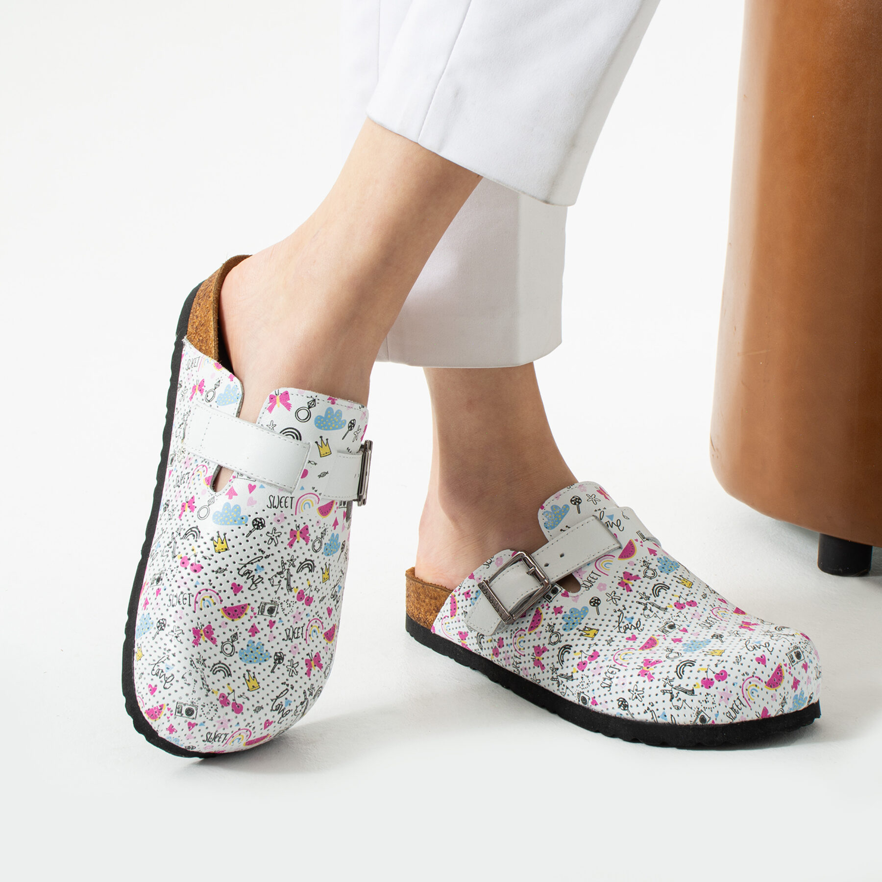 Zuecos sanitarios planos de piel para mujer