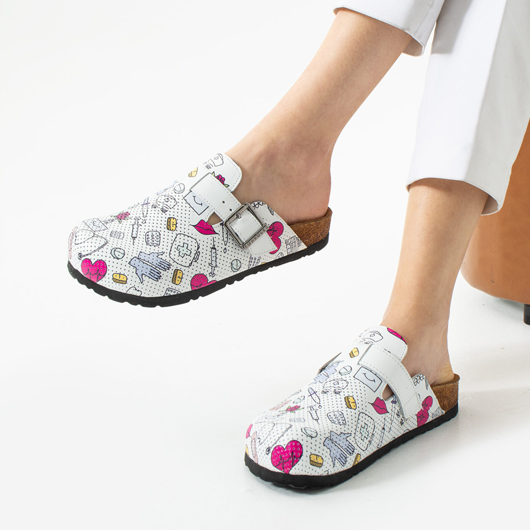 Zuecos sanitarios planos de piel para mujer