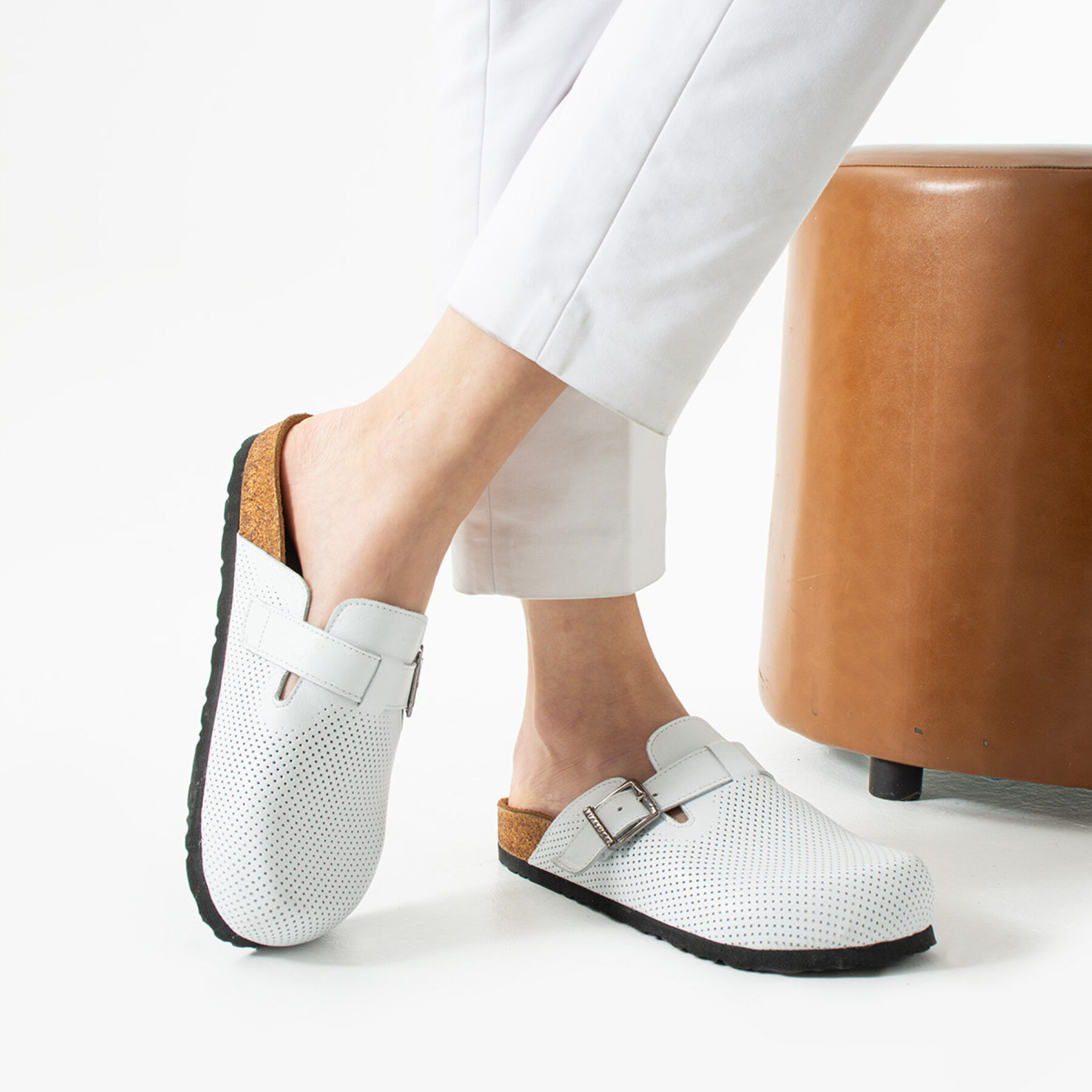 Zuecos sanitarios planos de piel para mujer