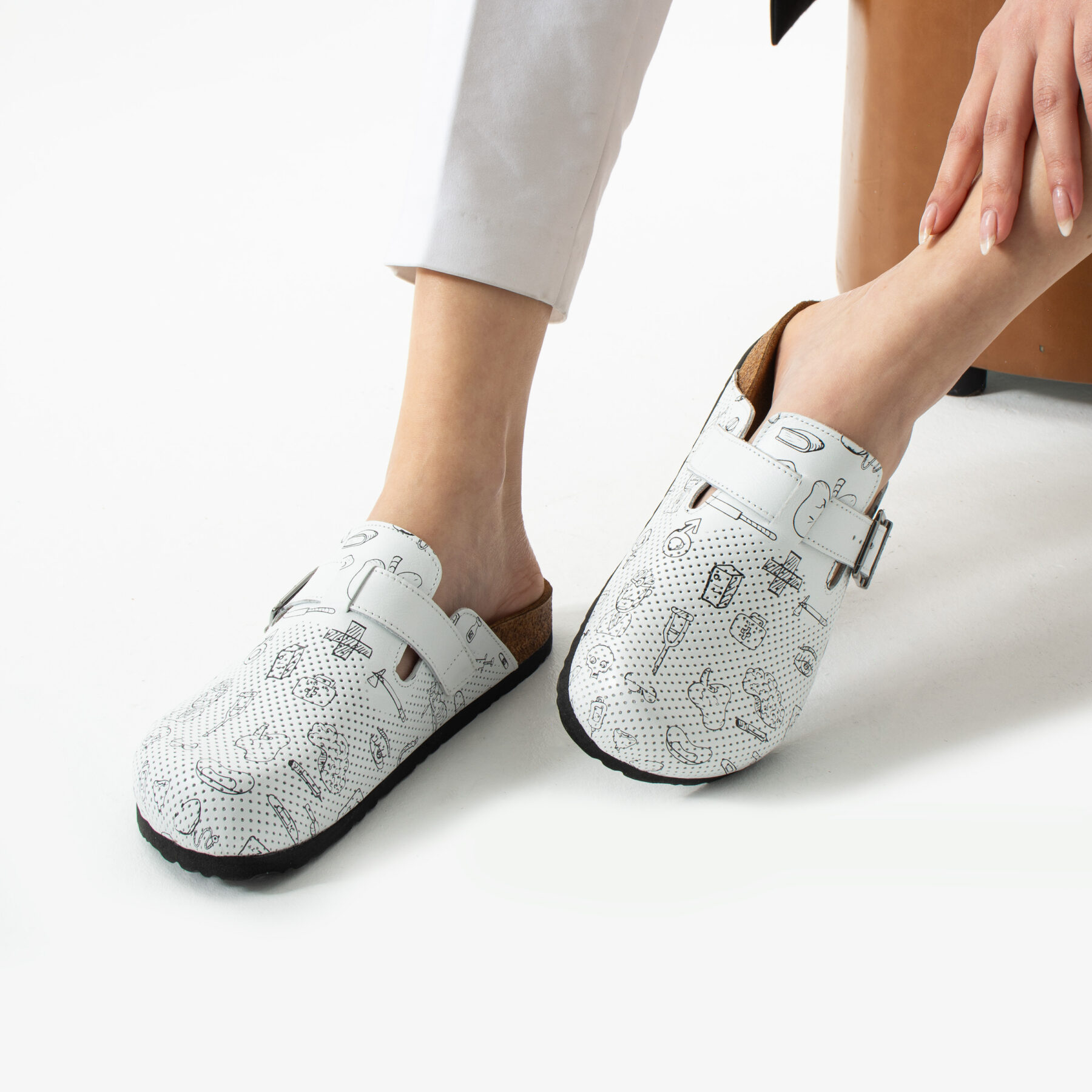 Zuecos sanitarios planos de piel para mujer