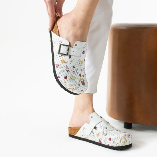 Zuecos sanitarios planos de piel para maestras | TUASOLEA