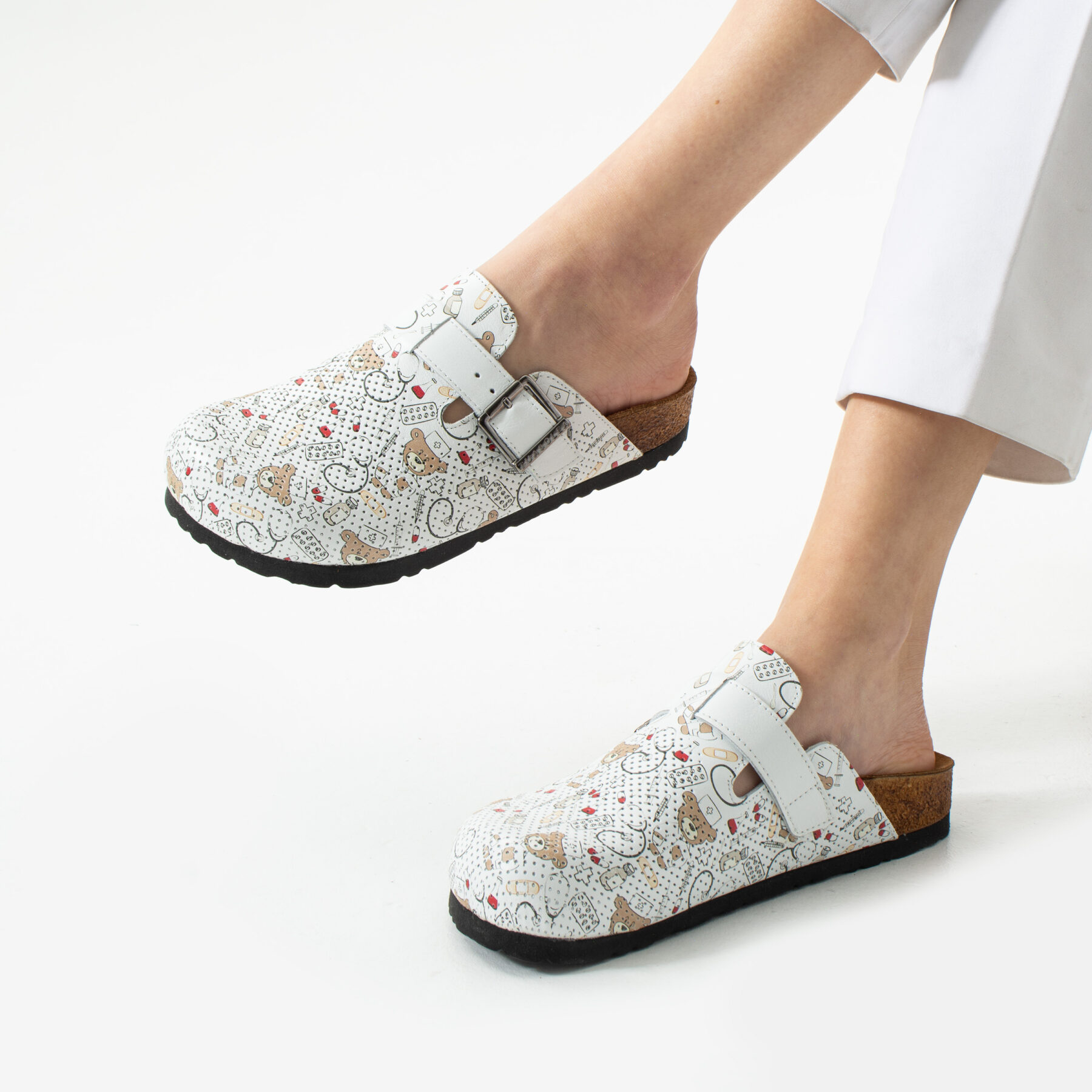 Zuecos sanitarios planos de piel para mujer