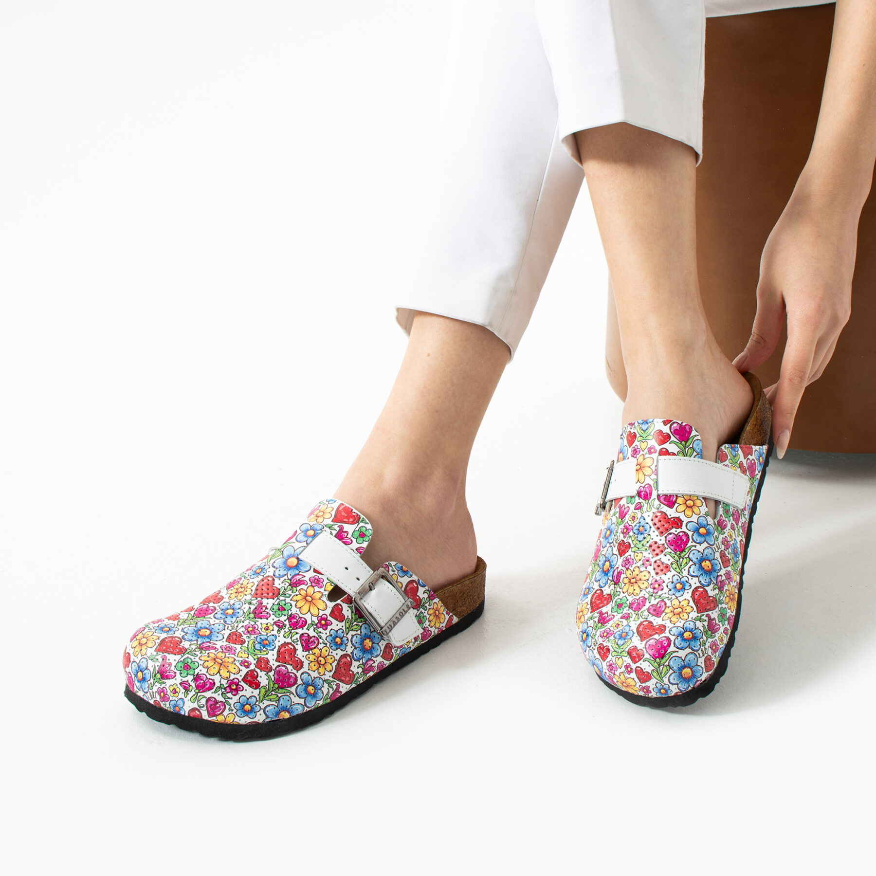 Zuecos planos de piel para mujer con diseño colorido