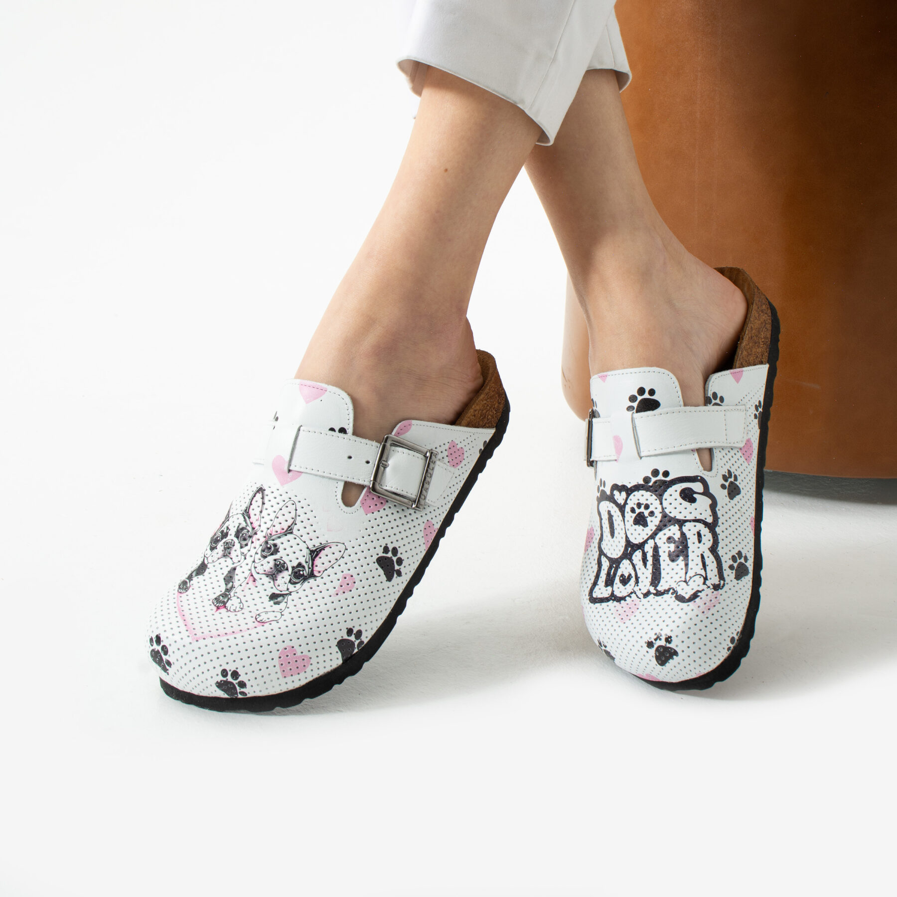 Zuecos planos de piel para mujer con diseño colorido