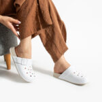 Zuecos de goma mujer con agujeros blancos