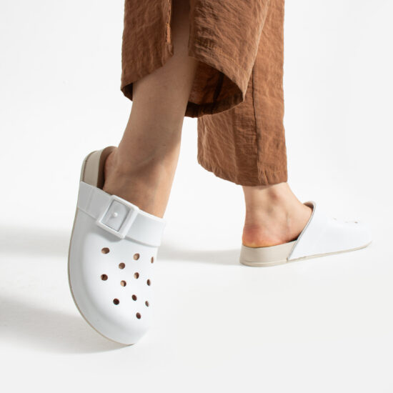 Alternative view of Zuecos de goma mujer con agujeros blancos