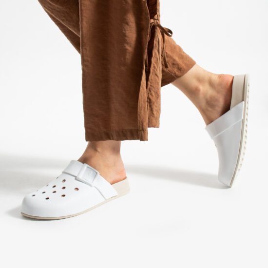 Zuecos de goma mujer con agujeros blancos | TUASOLEA