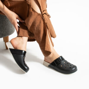 Zuecos de goma mujer con agujeros negros Sandalias mujer y chanclas Monocromáticos