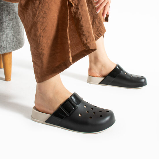 Alternative view of Zuecos de goma mujer con agujeros negros