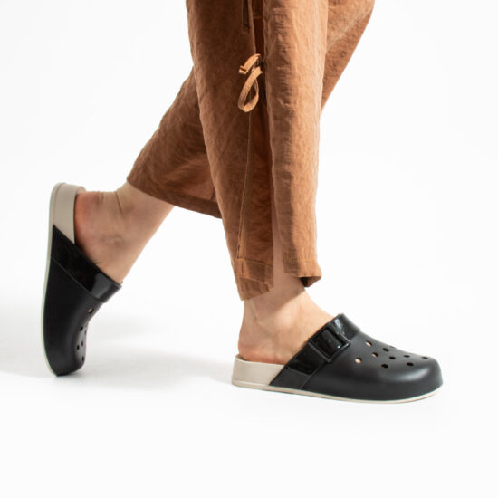 Zuecos de goma mujer con agujeros negros | TUASOLEA