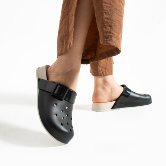 Zuecos de goma mujer con agujeros negros | TUASOLEA