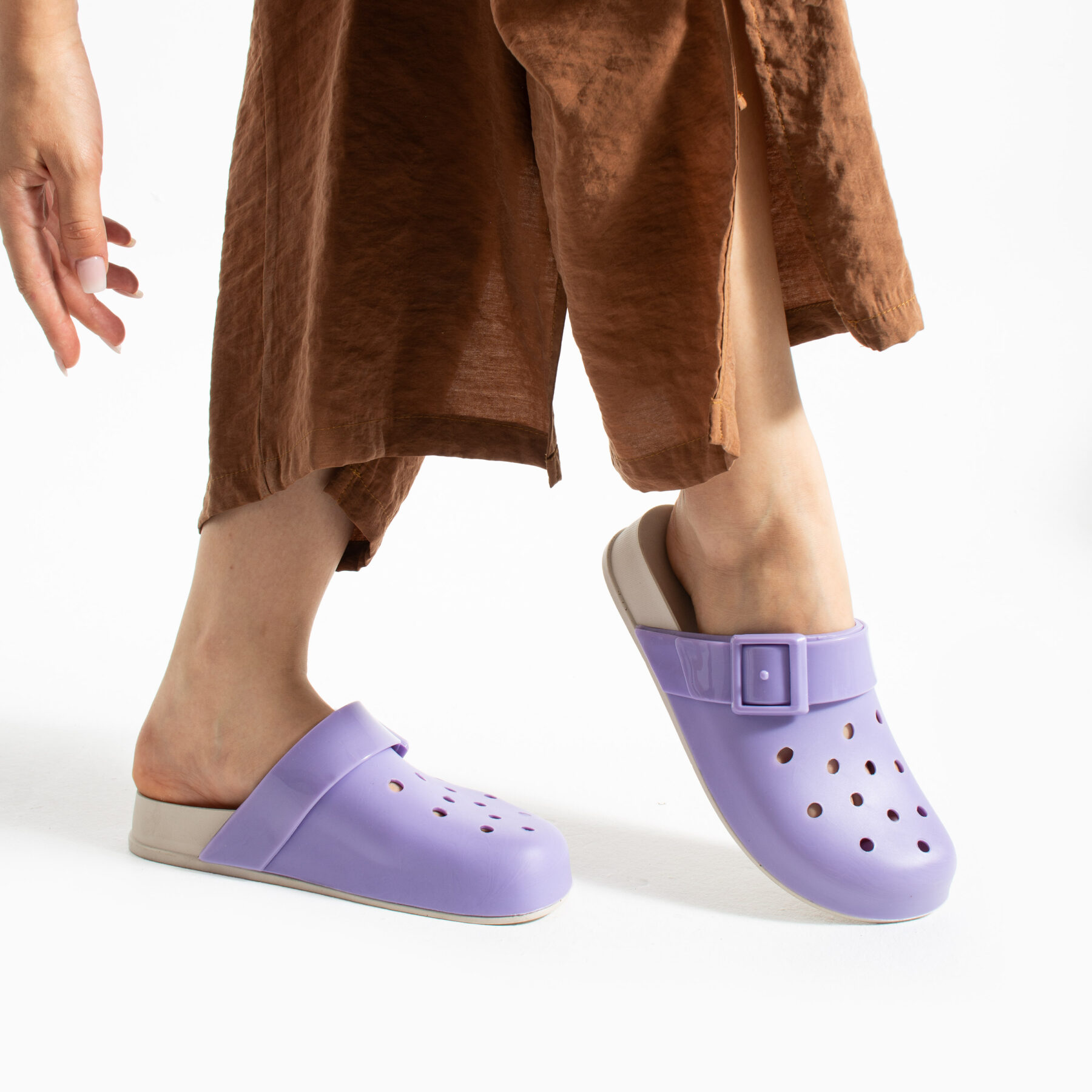 Zuecos de goma mujer con agujeros lilas