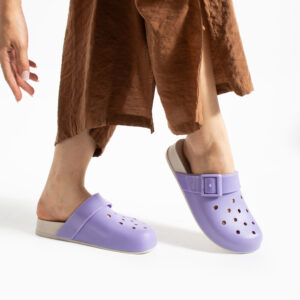 Zuecos de goma mujer con agujeros lilas Sandalias mujer y chanclas Monocromáticos