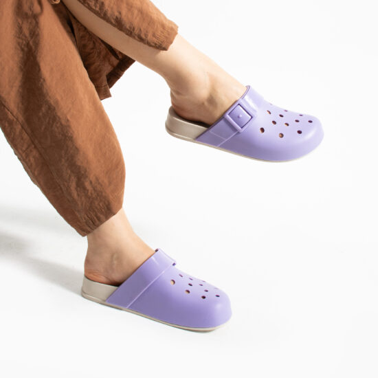 Zuecos de goma mujer con agujeros lilas | TUASOLEA