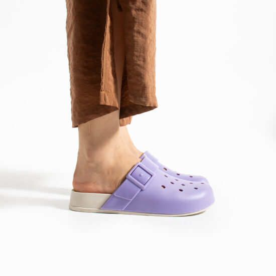 Zuecos de goma mujer con agujeros lilas | TUASOLEA