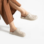 Zuecos de goma mujer con agujeros beige claro