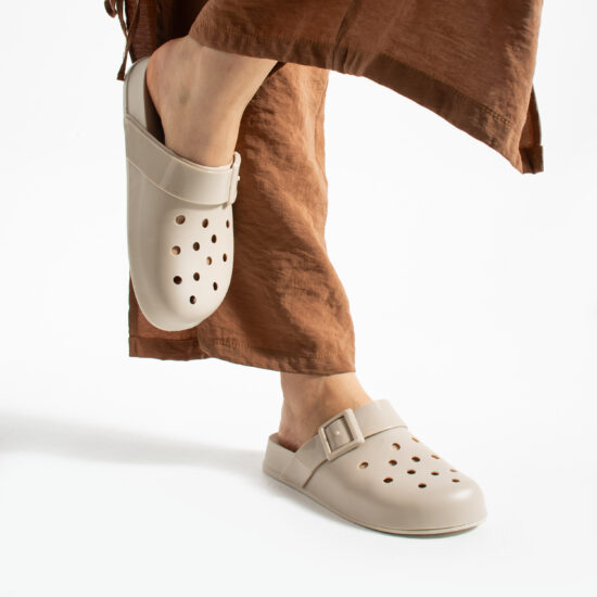 Alternative view of Zuecos de goma mujer con agujeros beige claro