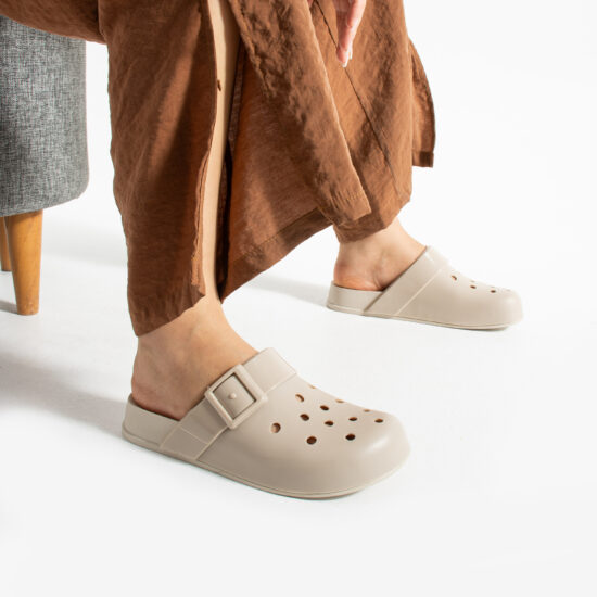 Zuecos de goma mujer con agujeros beige claro | TUASOLEA