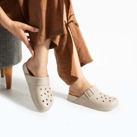 Zuecos de goma mujer con agujeros beige claro | TUASOLEA