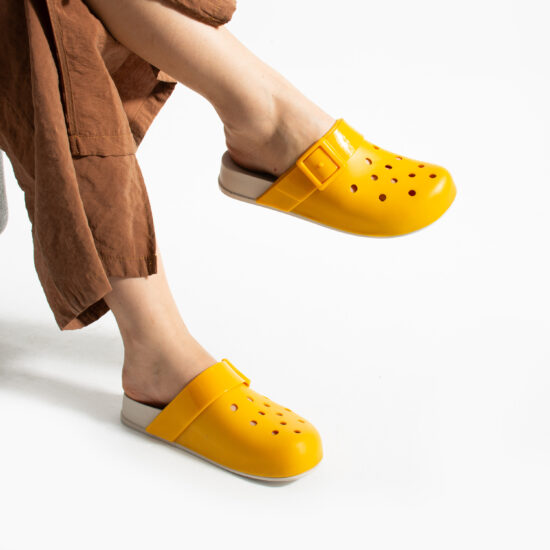 Alternative view of Zuecos de goma mujer con agujeros naranjas