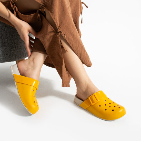 Zuecos de goma mujer con agujeros naranjas | TUASOLEA
