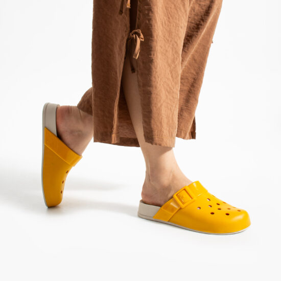 Zuecos de goma mujer con agujeros naranjas | TUASOLEA