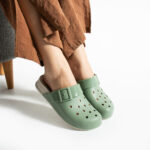 Zuecos de goma mujer con agujeros verdes