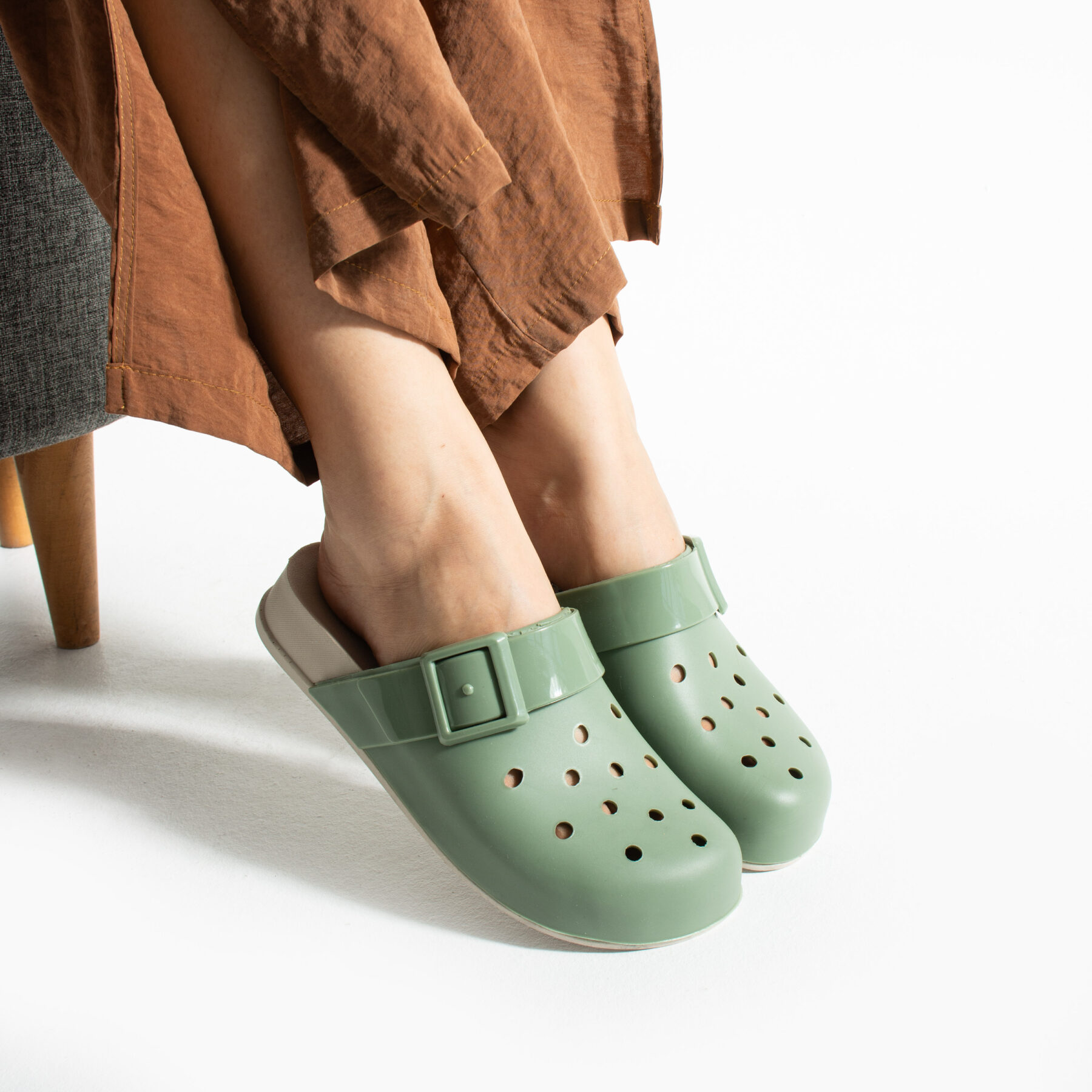 Zuecos de goma mujer con agujeros verdes