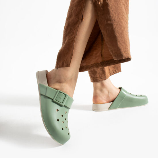 Alternative view of Zuecos de goma mujer con agujeros verdes